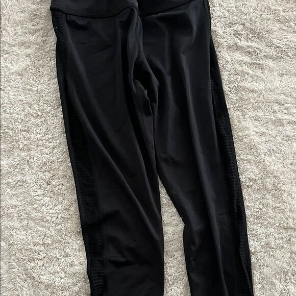 Beyond Yoga women Black Leggings with sexy open leg design.  Size XS. - Picture 6 of 9